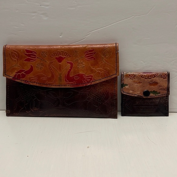 Embossed Leather Elephant Clutch Purse with Matching Change Purse - Picture 8 of 8